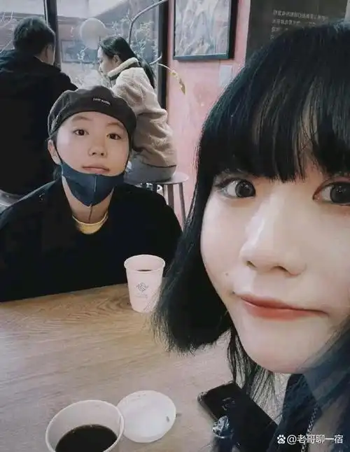 窦唯的俩女儿,窦靖童与同父异母妹妹聚会,姐俩文身染发个性十足