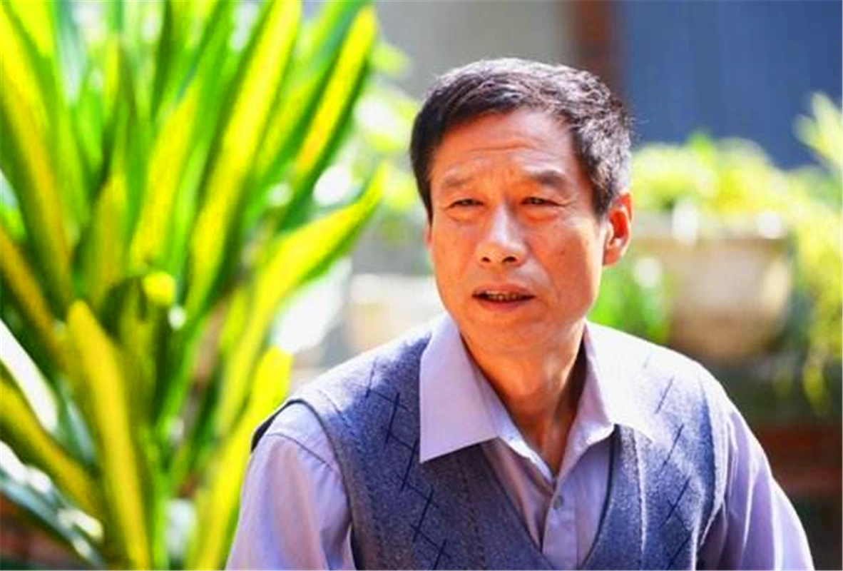 出道33年从不带剧本,5次获影帝成老戏骨,如今60岁依旧在拍戏