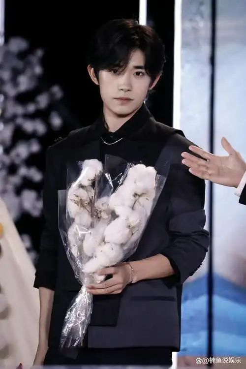 易烊千玺近照曝光,穿黑色西装参加直播活动,21岁扮相有点成熟