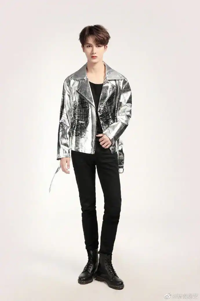 组图:朱正廷银色机车夹克配高腰牛仔裤 造型简约不失张扬个性