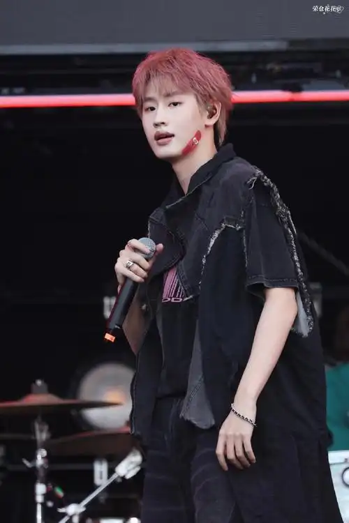 叫我ak就好了超话#刘彰粉发#230519//杭州西湖音乐节爱神降临@ak刘彰