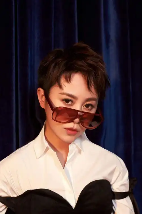 马丽个人简介:马丽,1966年3月15日出生于北京,毕业于中央戏剧学院