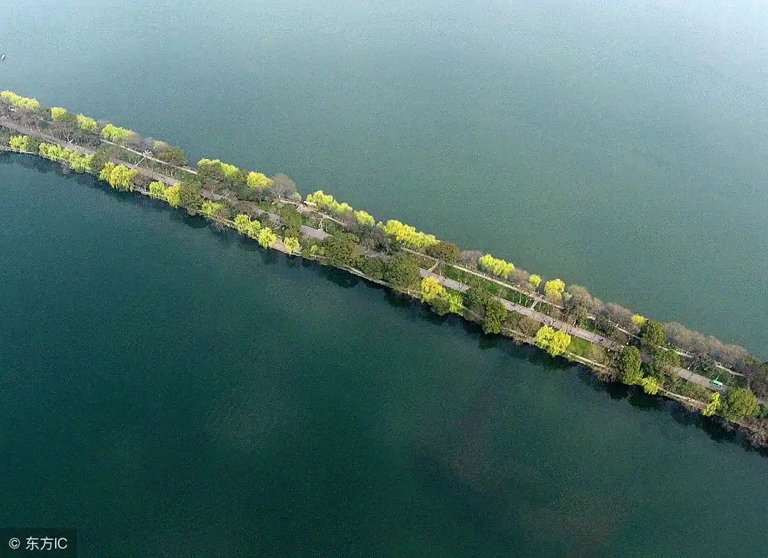 苏堤春晓,是杭州西湖十景之一,有人将它称为"十景之首"