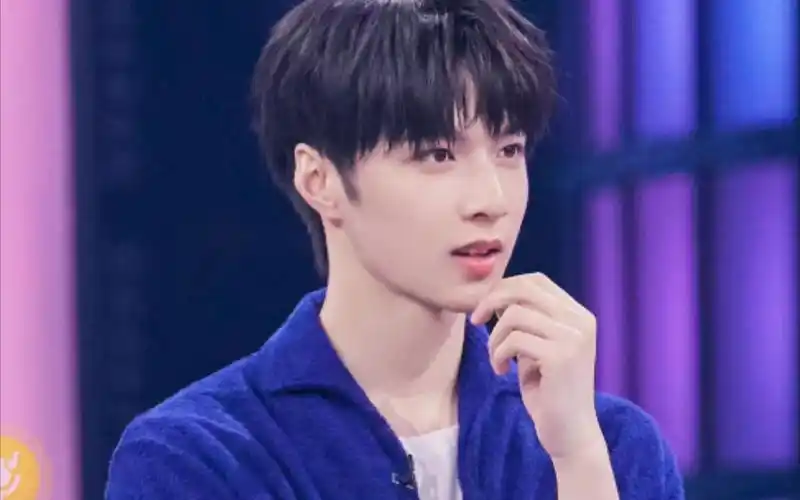 【刘耀文】还是那个笑起来就没有嘴角的狼崽,不!是巨型狼崽!