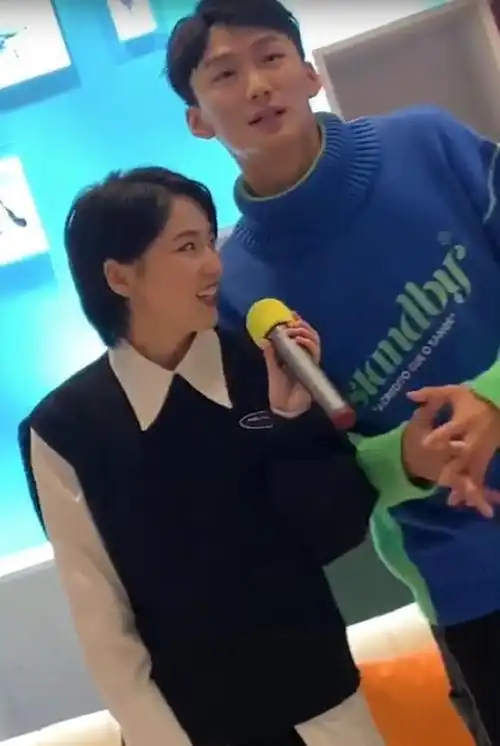 有种体贴叫诸葛大力生怕粉丝看不见自己站起来踮脚尖和大家互动