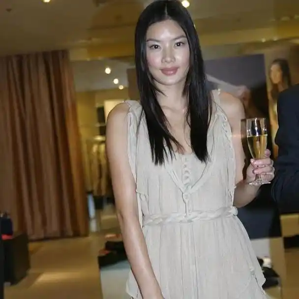 复合了?黎明前妻低调回国,跟美籍老公带娃外出