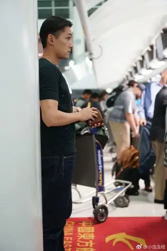 好久没有看到胡歌的机场照了