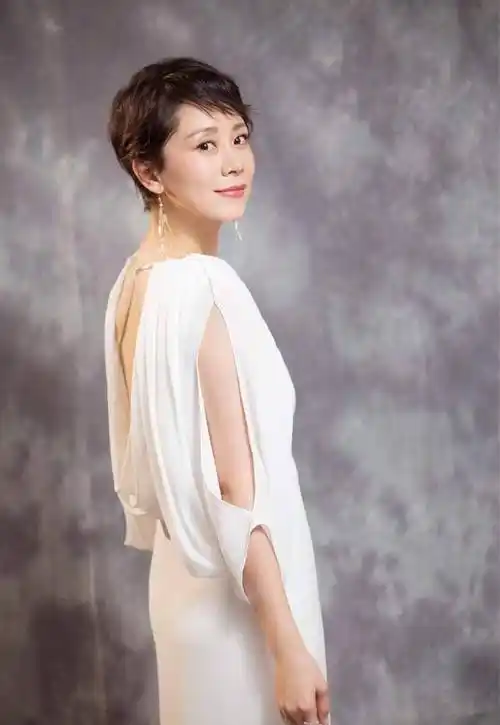 别说短发女人不时尚了,你看看海清穿裙子就知道,女人味无关发型_身材