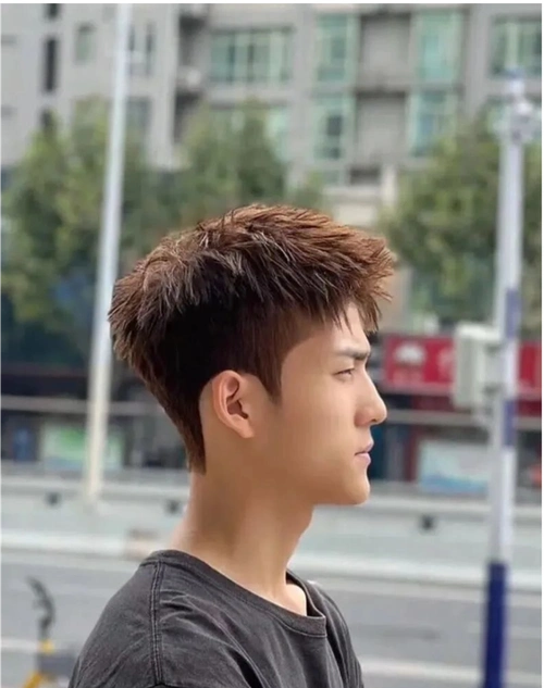 越来越多男士开始注重发型了,因为想要帅气,时尚发型是必不可少,今天