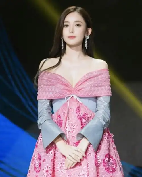 古力娜扎来了,亮粉色长袜故意套在裤子上,这么另类却还很时尚