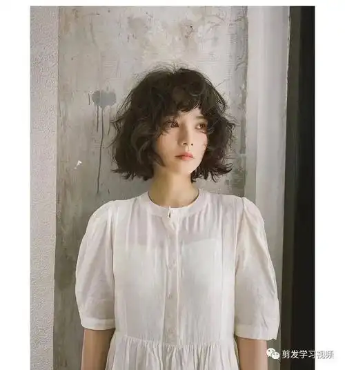 小卷蓬蓬头烫发也是不错的选择哦.