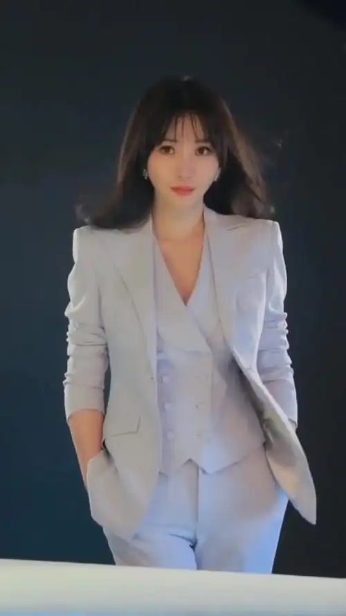 柳岩 三件套look 缺一双红色高跟鞋西装控职业装01