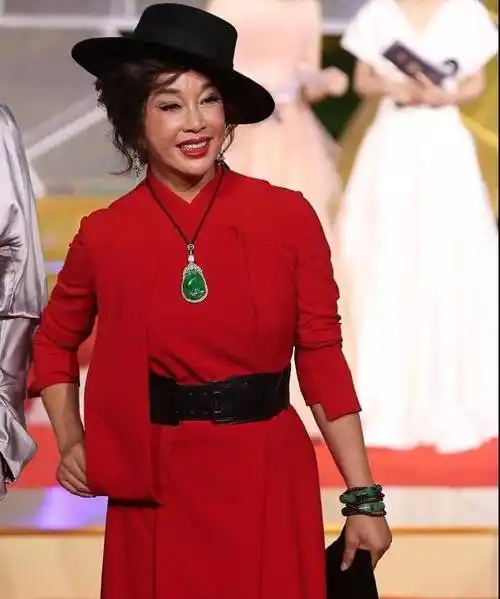 原创刘晓庆金鸡奖红毯秀太努力压箱底的翡翠戴身上可惜脸上泛油光