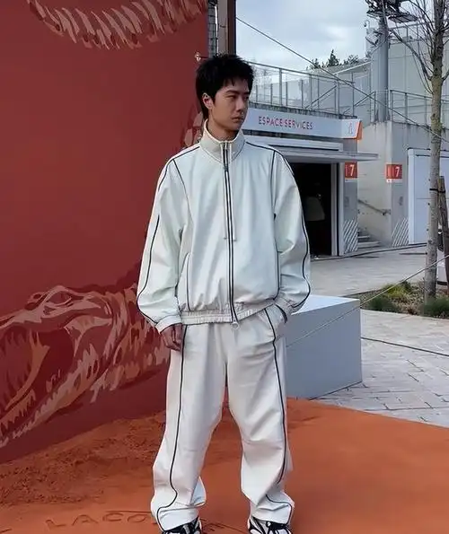 一下子,王一博的出场就让人知道他要展现耍酷.