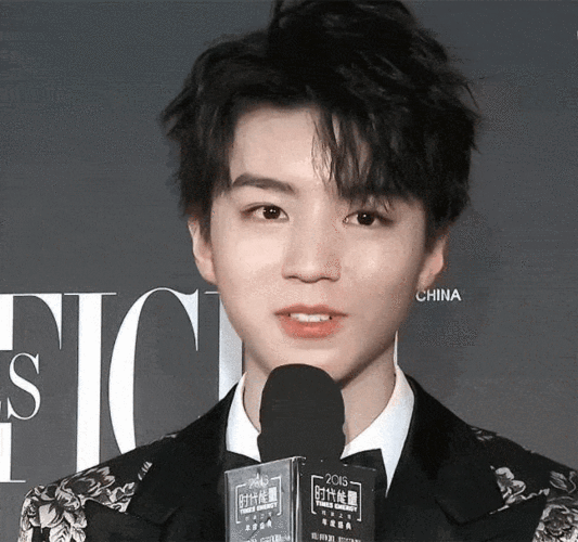 王俊凯九宫格动图来袭 可盐可甜的王总