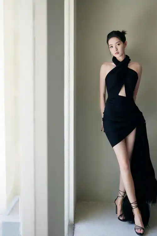 王玉雯个人资料(王玉雯黑色连衣裙性感美腿高跟鞋写真)