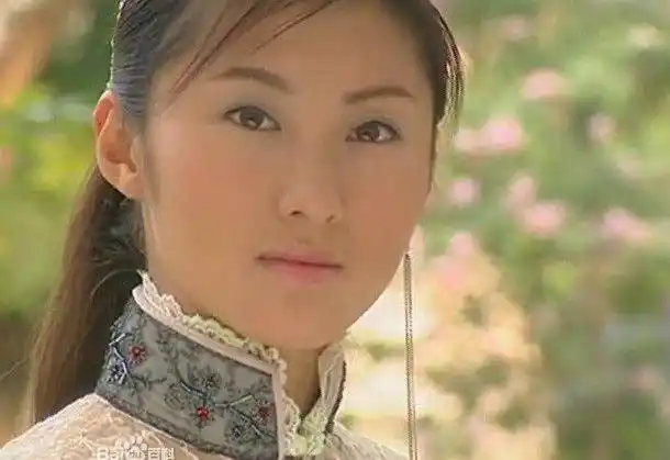 王惠还没有遇到老公聂远之前,算是小有名气的女演员,毕竟当年的王惠