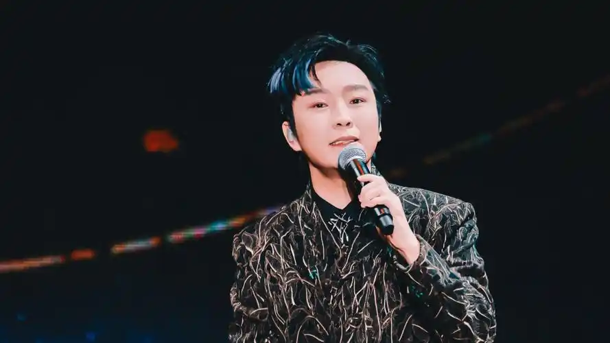 李玉刚被指在许嵩演唱会上划水,被吐槽是新贵妃躲酒,本人道歉回应