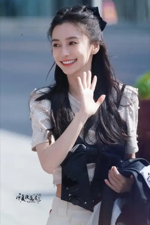 angelababy奔跑吧对粉丝比心##angelababy比心给粉丝打招呼#超可爱的