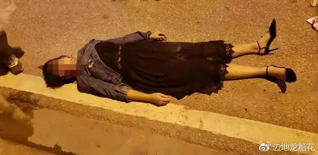 缅甸妙龄女子车祸身亡家人为其举行葬礼