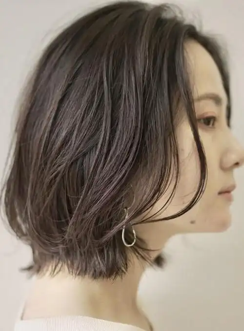 性感优雅中发发型,长度留到锁骨下方位置,刘海留长并自然地融入两侧