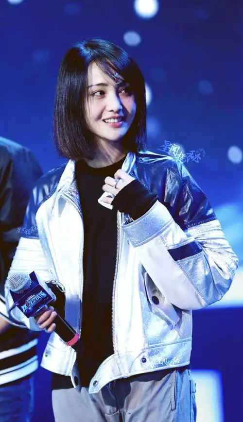 郑爽短发配拼色外套造型清爽 额头上卡通痘痘贴抢镜【图】