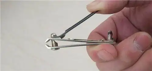 上面这幅图是对镊子和指甲刀中的两个费力杠杆的解析图!