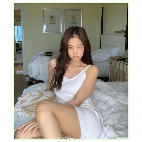 jennie | blackpink女孩在夏威夷. 白色吊带,蓝色眼线,酷黑连衣裙