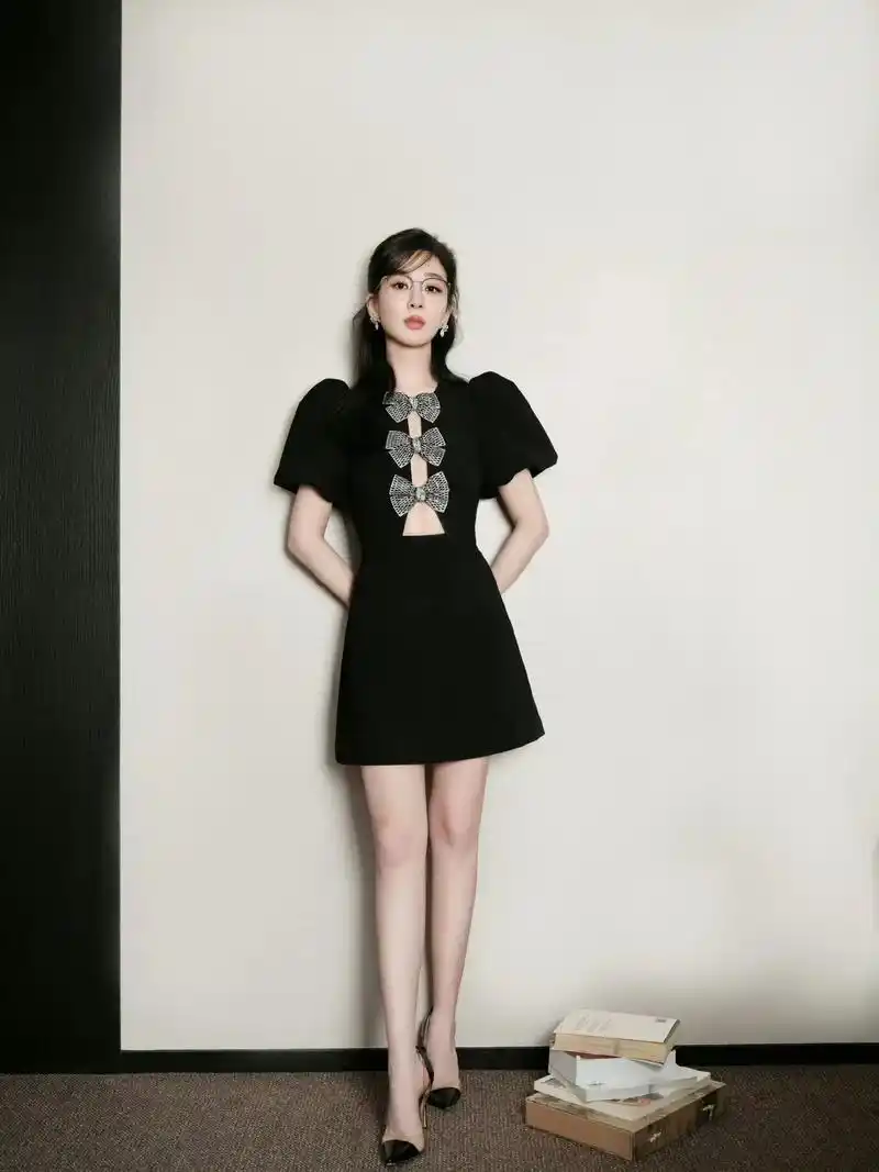 杨紫今天一身黑色短裙造型亮相代言活动现场, - 抖音