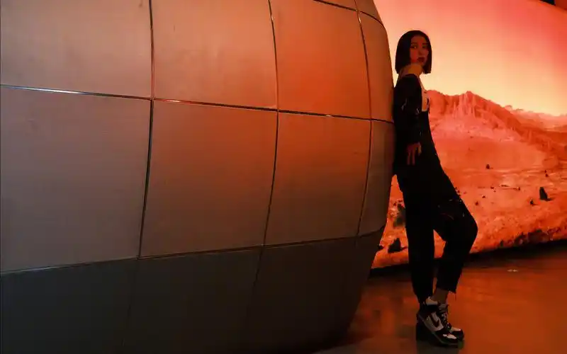 周雨彤奶奶灰酷美高清桌面壁纸