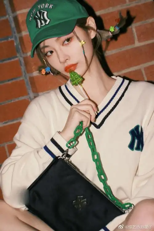 许佳琪驼色斗篷造型##许佳琪初春随拍八宫格