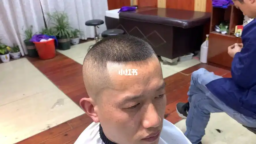 头发细软少的老铁可以尝试一下这个渐变寸头非常不错不用打理看起来