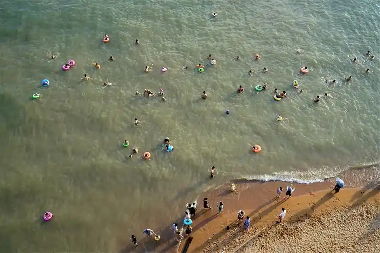 7 福建霞浦海边 夏日海边人们或游泳或观光很是惬意.jpg