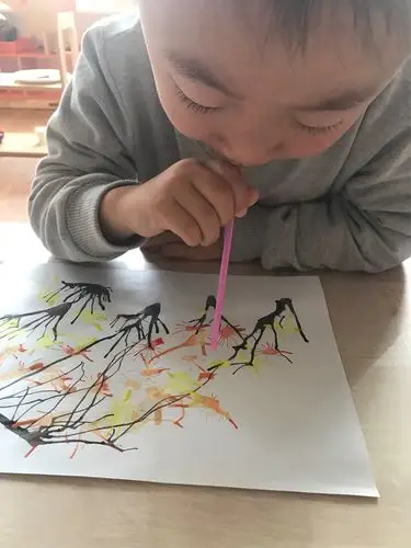 有趣的吸管吹画