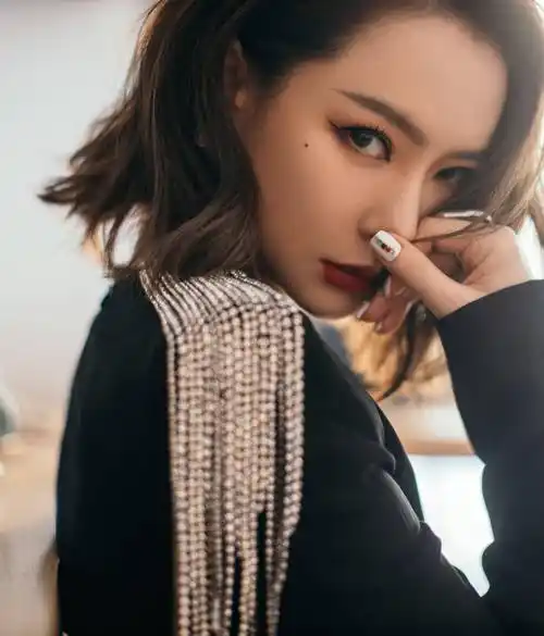 戚薇录节目像个女特工,银灰色工装服干练帅气,不愧人称"戚哥"_显得