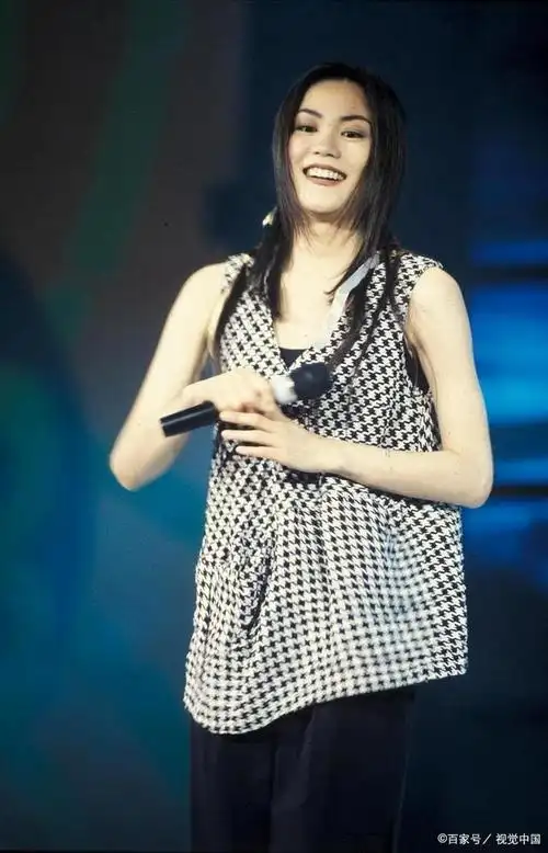 惠英红邀请王菲一起参加微博之夜,却被谢霆锋婉拒了,理由超搞笑