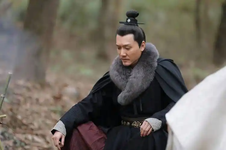 冯绍峰近照消瘦,旁人脚踝都比他粗!前不久与老婆匆忙见面又分开_赵丽