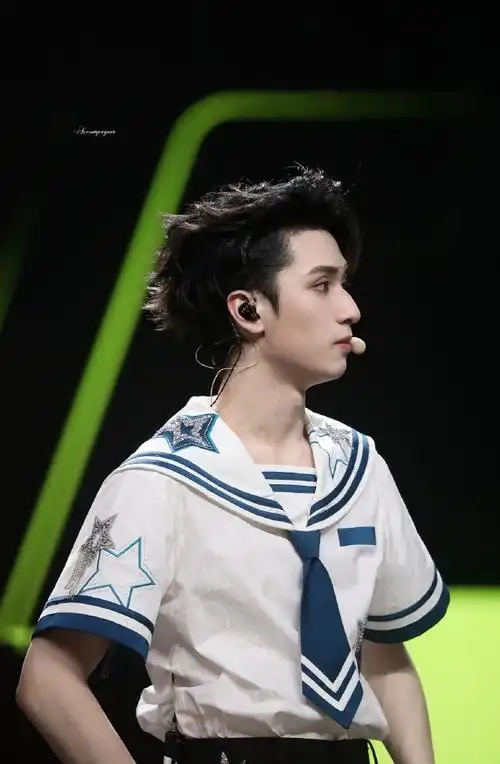 严浩翔超话#严浩翔叁重楼暨出道四周年演唱会##严浩翔 舞台风暴##严