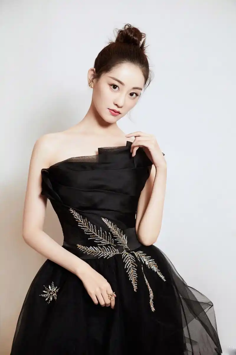 > 祝绪丹黑色抹胸长裙国剧盛典高清图片(4/6)