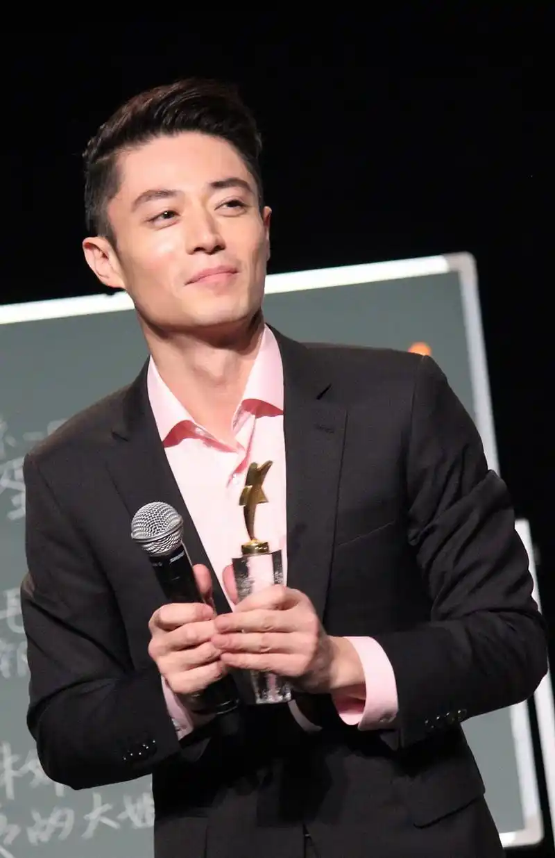 霍建华复出之作《玫瑰故事》成为今年华语电视剧的一股清流,他在剧中