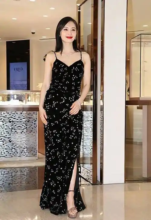 王子文的气场真够强的,穿黑色丝绒裙好干练,很有商务精英的范儿_服装