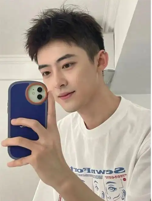 男士发型周边超短的效果,一样可以剪出层次,从发际线边缘到头顶区过渡