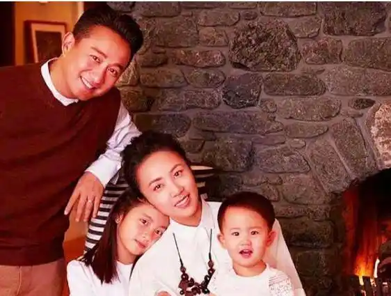 扎起两个小辫,小女儿与爸爸撞脸像穿越_妈妈_女孩子_小时候