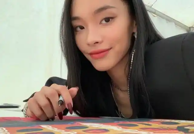 最强"带货"基因!李佳琦妹妹成《歌手》亮点,大家却看上她的鞋