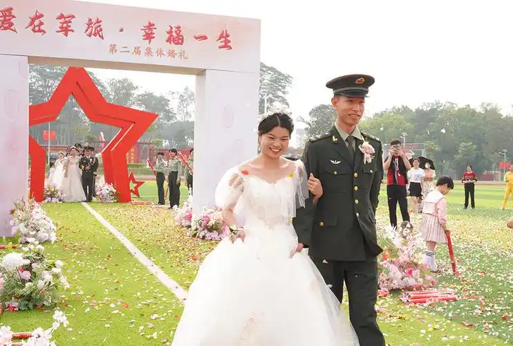某旅举办军人集体婚礼超级甜