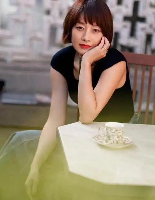 马伊琍今年新发型,穿牛仔裙简约显气质