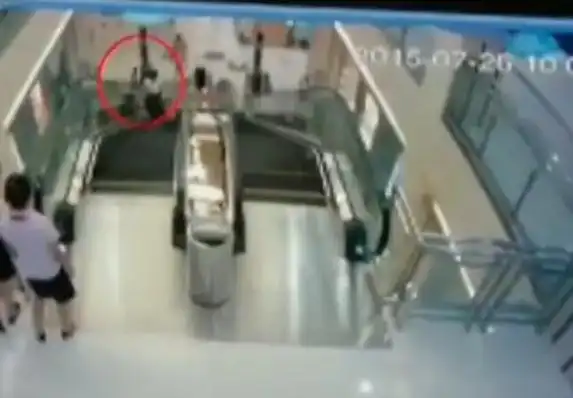 湖北电梯吃人事件女子卷入电梯身亡商场她自己踩错了