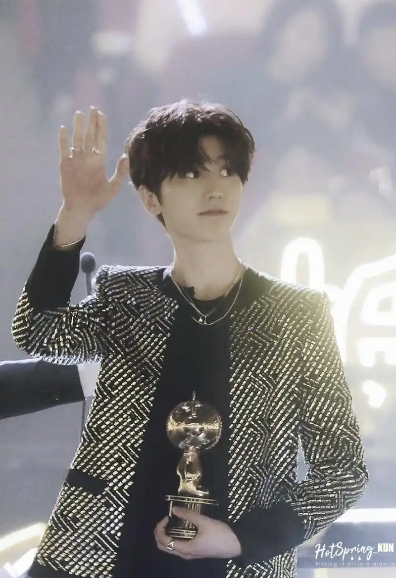 坤坤不愧是恶魔小v脸 实力演绎脸比手小系列分享