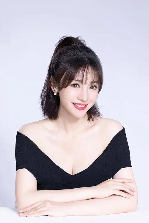 柳岩晒最新写真大秀好身材梳高马尾托腮甜笑元气满满