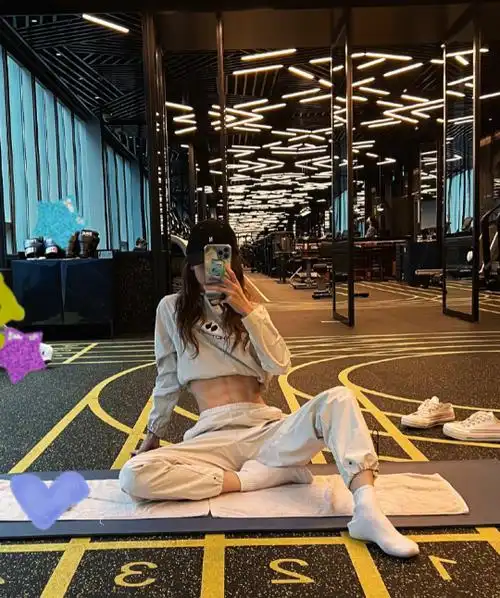 金晨秀腹肌:男明星都难以拥有的八块腹肌,自律女孩最要命